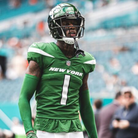 The Unparalleled Enigma: Aaron Rodgers’ “Wizardry” and Its Profound Impact on Elite NFL Defenses